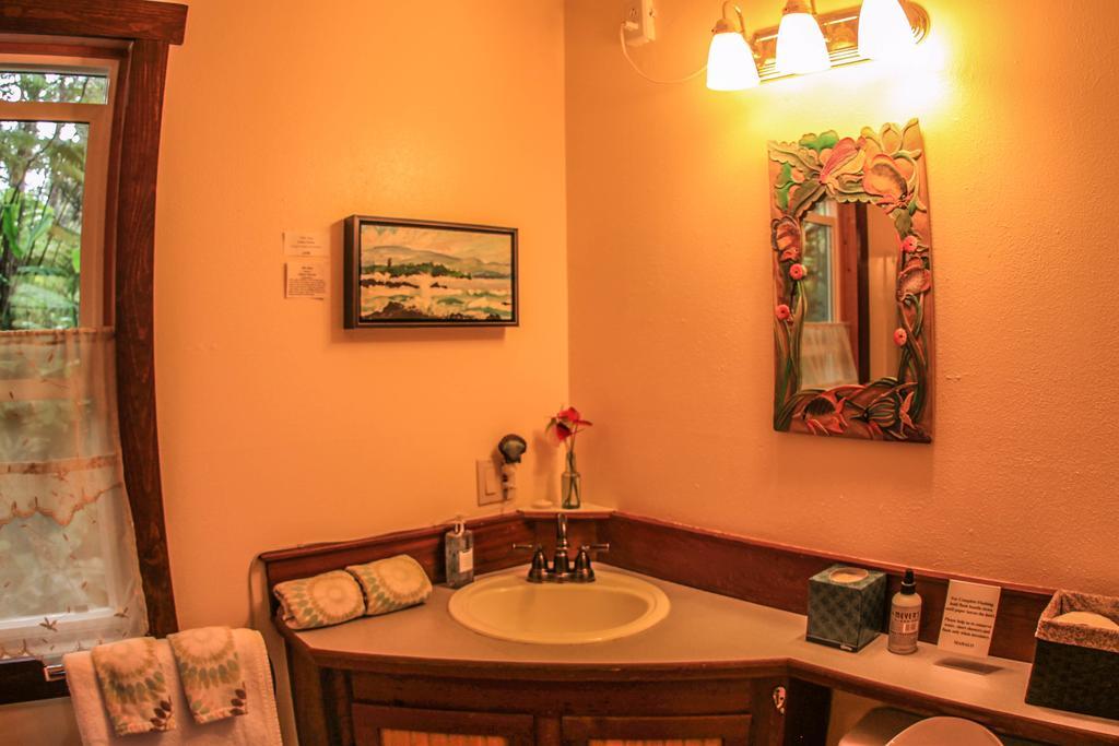 Ferny Hollow: Romantic Rainforest Cottage Volcano Extérieur photo